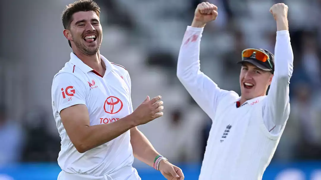 England tighten grip as New Zealand lose three in 254 run chase
